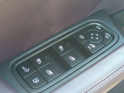 Used 2024 Porsche Cayenne AWD/4WD image 12