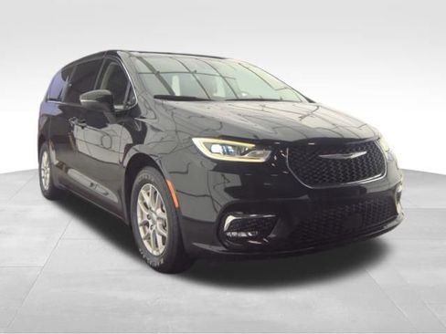 Used 2023 Chrysler Pacifica Touring-L image 2