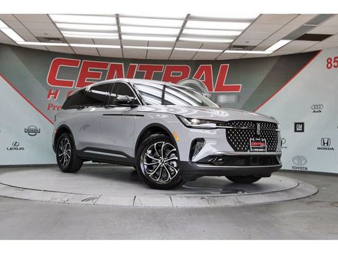 Used 2026 Lincoln Nautilus Premier AWD/4WD image 1