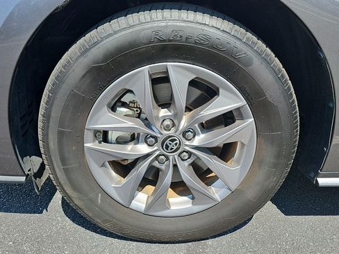 Used 2024 Toyota Sienna XLE FWD image 4
