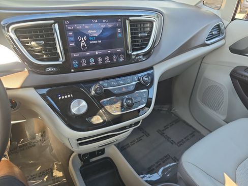 Used 2019 Chrysler Pacifica Touring-L w/ Advanced Safetytec Group FWD image 20