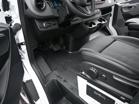 Used 2024 Mercedes-Benz Sprinter 2500 image 8