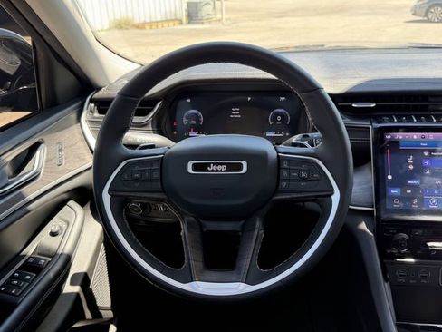 Used 2024 Jeep Grand Cherokee L Limited w/ Black Appearance Package image 21