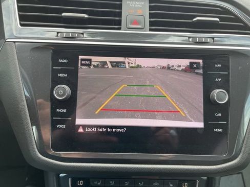 Used 2020 Volkswagen Tiguan SEL AWD/4WD image 43