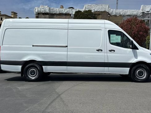 Used 2024 Mercedes-Benz Sprinter 2500 image 3