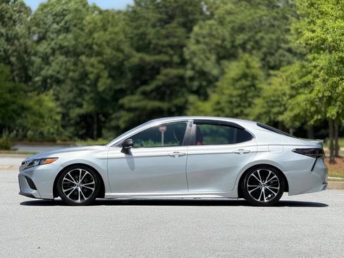 Used 2018 Toyota Camry SE w/ Convenience Package FWD image 9