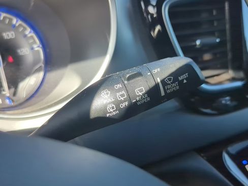 Used 2018 Chrysler Pacifica Touring-L image 17