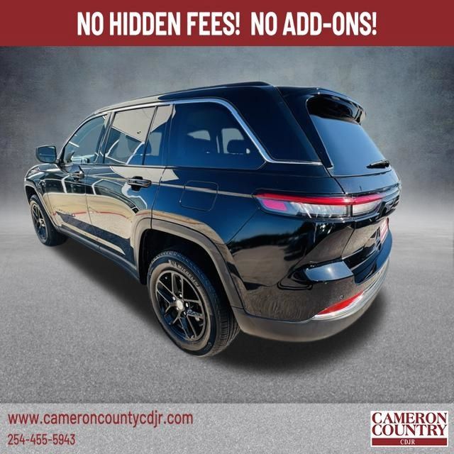 Used 2023 Jeep Grand Cherokee Laredo w/ Luxury Tech Group I RWD image 5