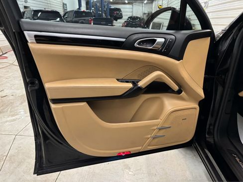 Used 2017 Porsche Cayenne Platinum Edition AWD/4WD image 9