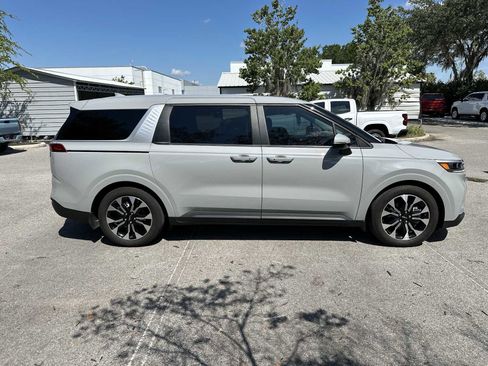 Used 2022 Kia Carnival EX FWD image 7