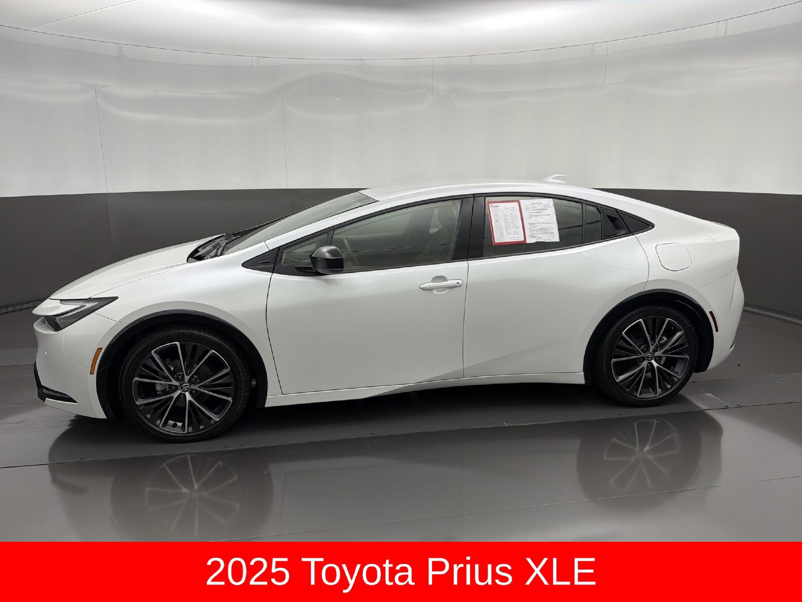 Certified 2025 Toyota Prius XLE FWD image 4