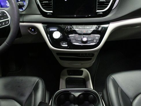 Used 2024 Chrysler Pacifica Touring-L FWD image 27