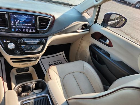 Used 2020 Chrysler Pacifica Limited FWD image 17