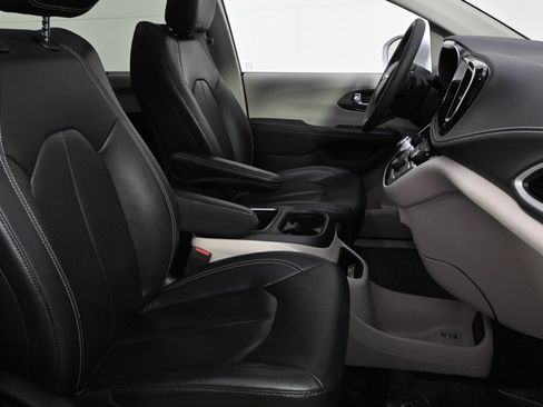 Used 2022 Chrysler Pacifica Touring-L image 15