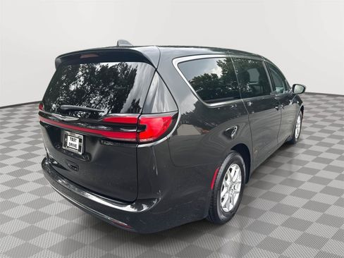 Used 2023 Chrysler Pacifica Touring-L FWD image 5