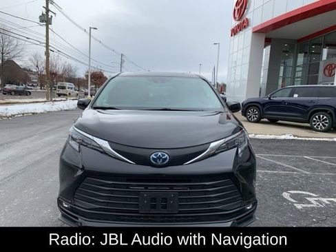 Used 2025 Toyota Sienna XLE image 11