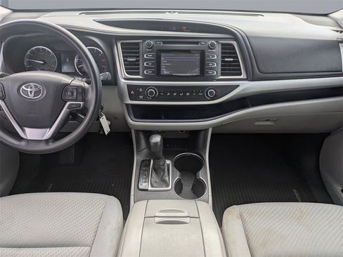 Used 2015 Toyota Highlander LE image 15