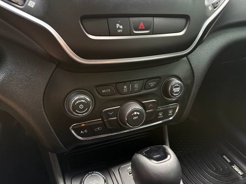 Used 2020 Jeep Cherokee Latitude Plus AWD/4WD image 26