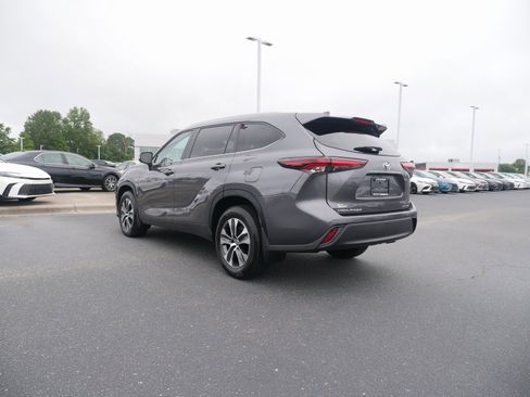 Used 2024 Toyota Highlander XLE image 6