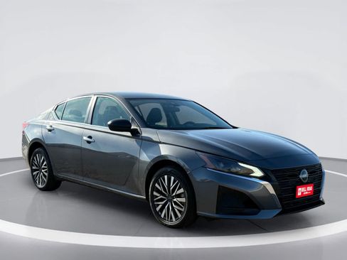 Used 2025 Nissan Altima 2.5 SV AWD/4WD image 6