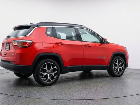 Used 2025 Jeep Compass Limited image 9