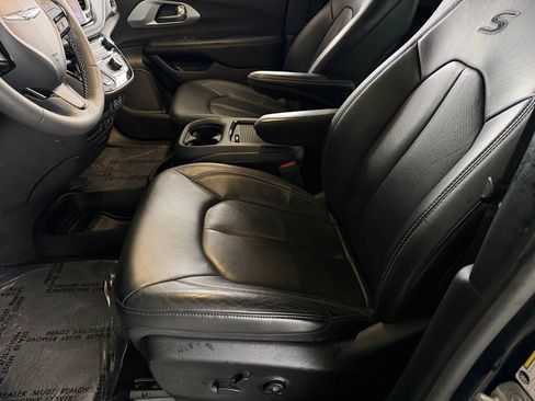 Used 2022 Chrysler Pacifica Touring-L w/ S Appearance Package image 8