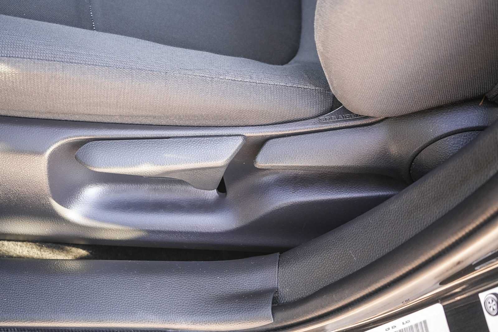 Used 2020 Toyota Corolla LE FWD image 18