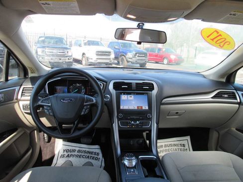 Used 2017 Ford Fusion SE w/ Fusion SE Technology Package image 11