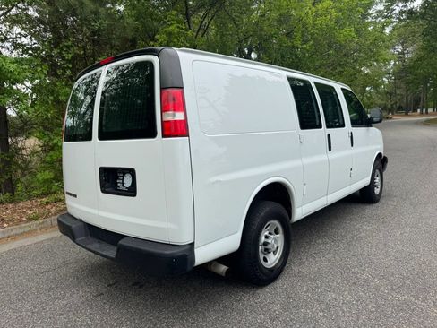 Used 2017 Chevrolet Express 2500 RWD image 4