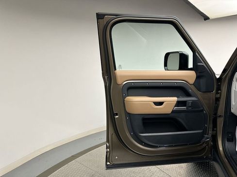 Certified 2025 Land Rover Defender 110 X-Dynamic SE image 6