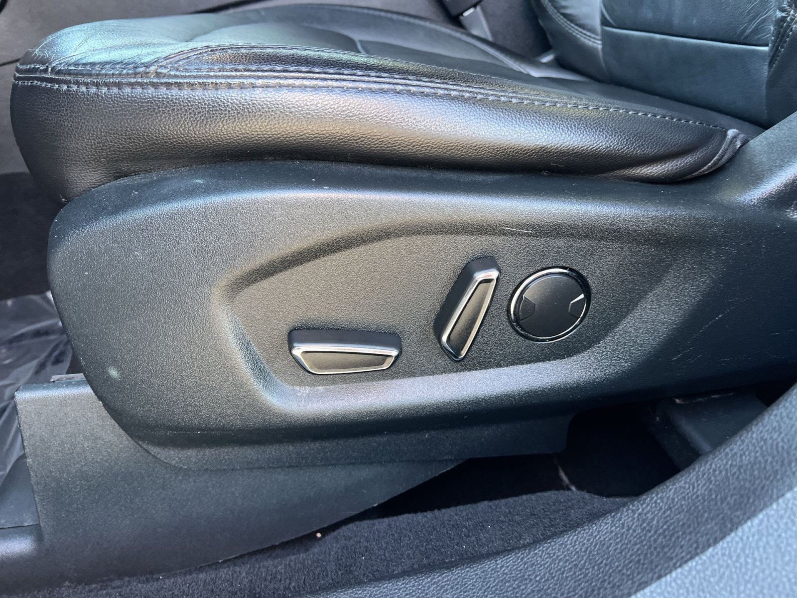 Used 2018 Ford Explorer XLT w/ Equipment Group 202A AWD/4WD image 22