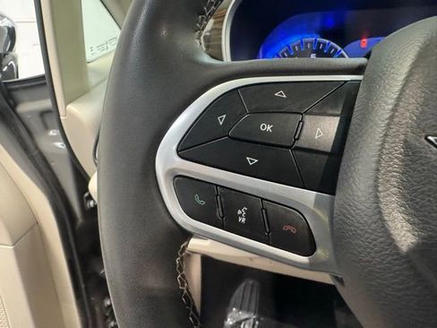 Used 2023 Chrysler Pacifica Limited FWD image 16