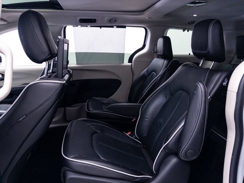 Used 2023 Chrysler Pacifica Limited w/ Uconnect Theater Family Group FWD image 44