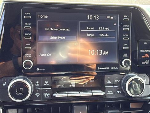 Used 2022 Toyota Highlander XLE FWD image 13