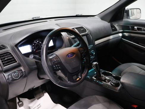 Used 2018 Ford Explorer XLT image 16
