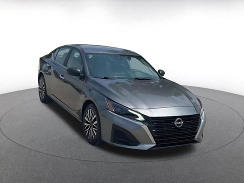 Used 2025 Nissan Altima 2.5 SV FWD image 3