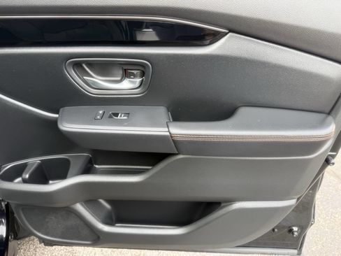 Used 2025 Honda Pilot TrailSport image 31