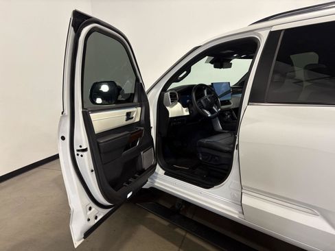 Used 2025 Toyota Sequoia Capstone AWD/4WD image 9