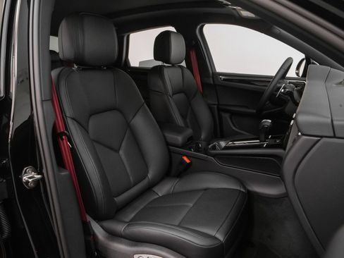 Certified 2025 Porsche Macan image 20