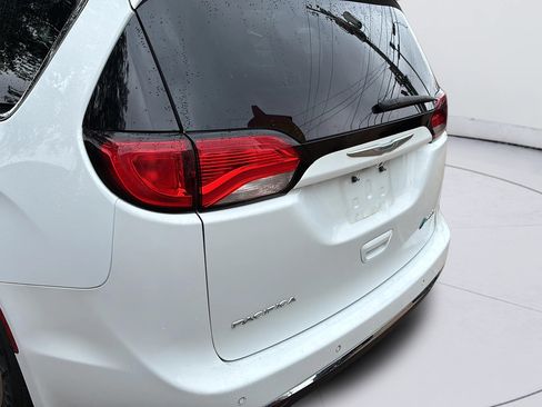 Used 2018 Chrysler Pacifica Touring-L FWD image 45