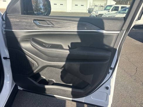 Used 2023 Jeep Grand Cherokee Limited image 14