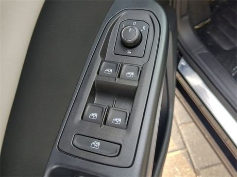 New 2025 Volkswagen Taos SE image 17