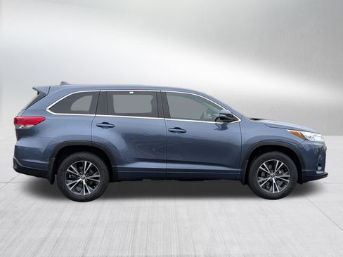 Used 2017 Toyota Highlander Plus AWD/4WD image 8