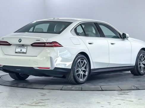Used 2024 BMW i5 eDrive40i RWD image 2