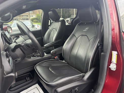 Used 2022 Chrysler Pacifica Limited w/ S Appearance Package image 12