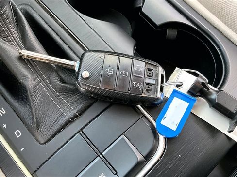 Used 2017 Kia Sedona LX image 14