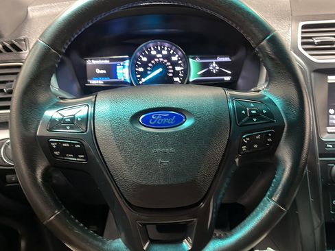 Used 2016 Ford Explorer XLT w/ Equipment Group 202A AWD/4WD image 4