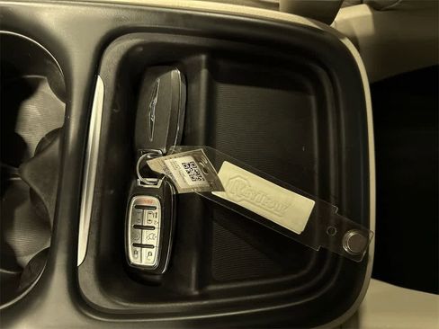 Used 2018 Chrysler Pacifica Touring-L image 33