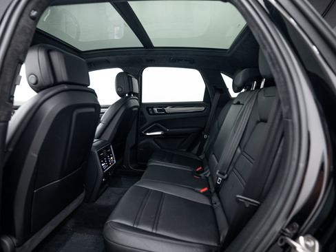 Certified 2023 Porsche Cayenne Turbo AWD/4WD image 23
