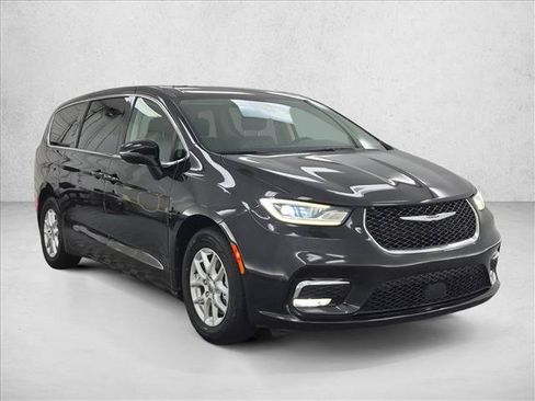 Used 2023 Chrysler Pacifica Touring-L FWD image 3